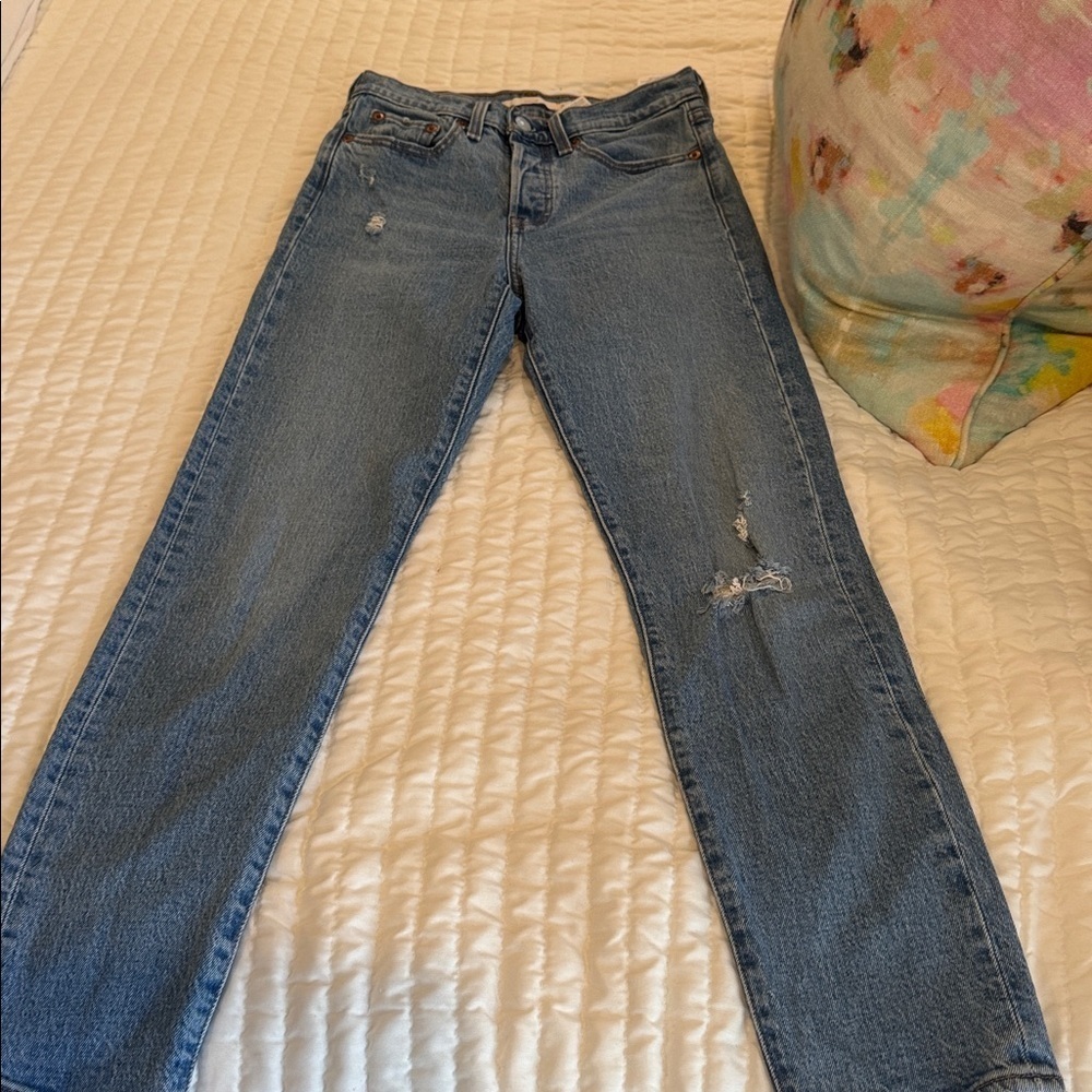 Levi's Classic Blue Jeans with Leather Patch - Picture 4 of 9
